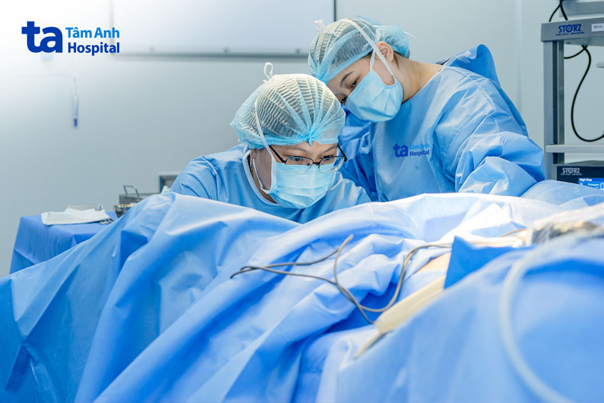 bác sĩ phẫu thuật cho bệnh nhân