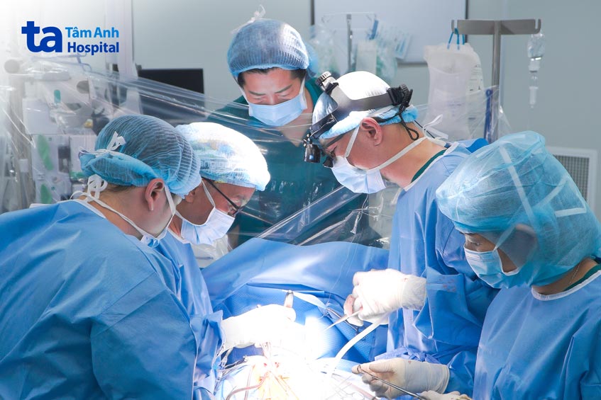 Bác sĩ phẫu thuật sửa chữa trái tim cho bệnh nhi