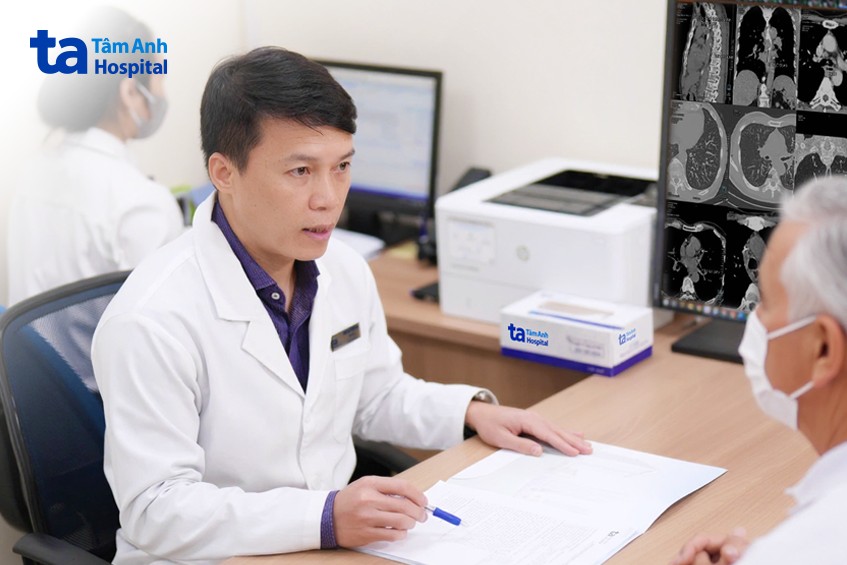 bác sĩ sơn khám cho ông hùng