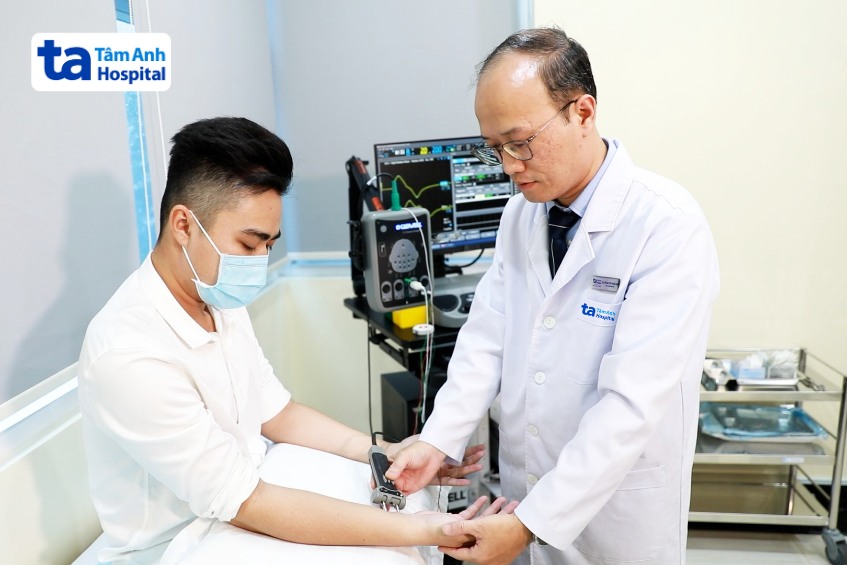 bác sĩ tâm anh đo điện cơ cho người bệnh