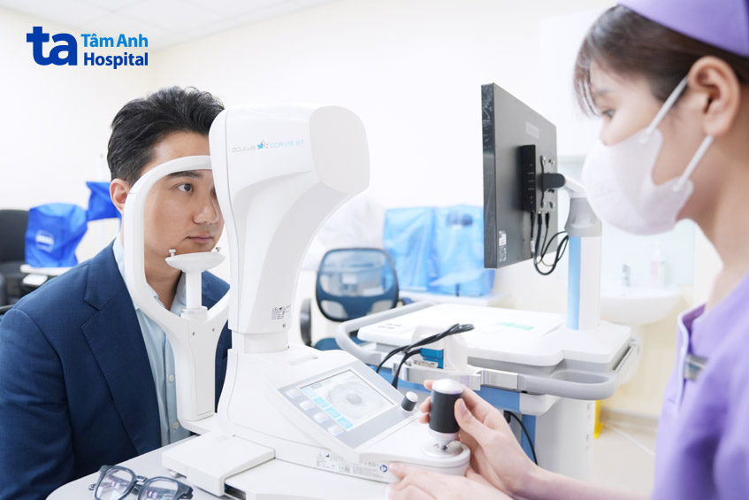 bác sĩ tâm anh thăm khám mắt cho người bệnh