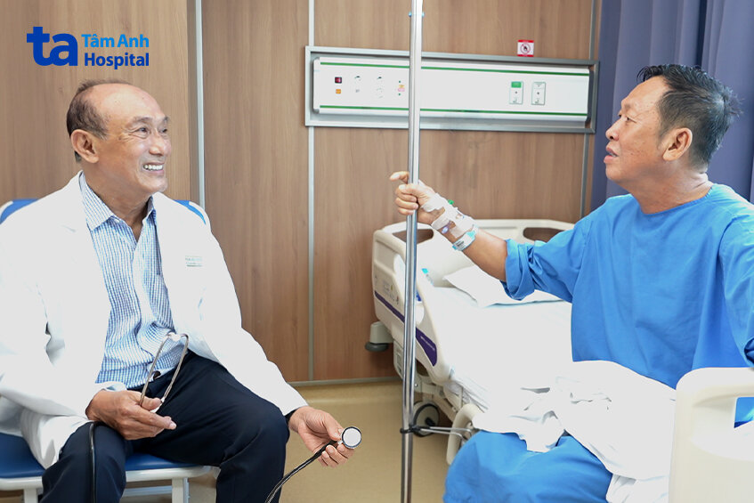 bác sĩ thăm khám người bệnh