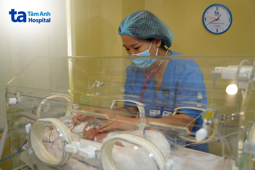 bác sĩ theo dõi sức khoẻ cho một em bé sinh non