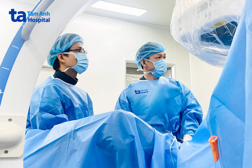 bác sĩ thực hiện