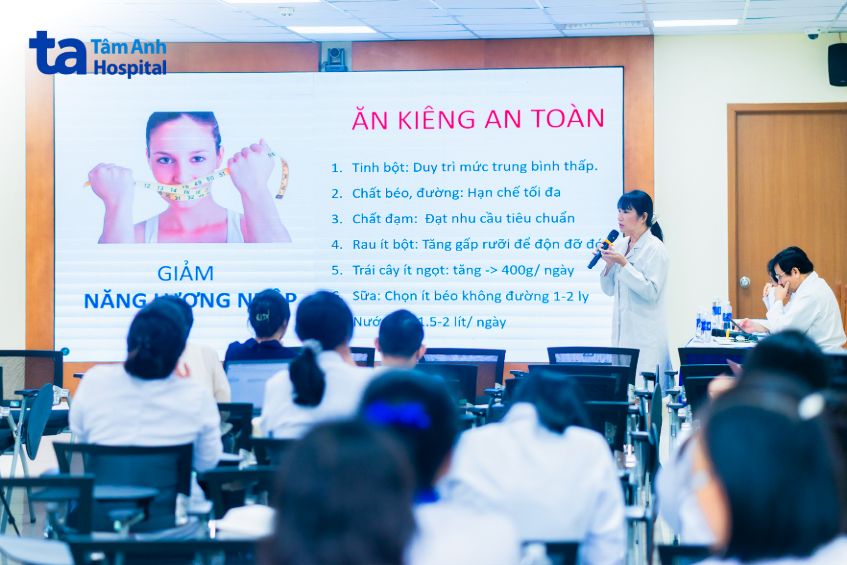 bác sĩ thủy trình bày chế độ ăn kiêng