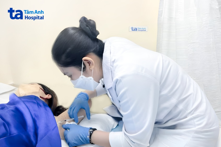 bác sĩ tiêm botulinum toxin