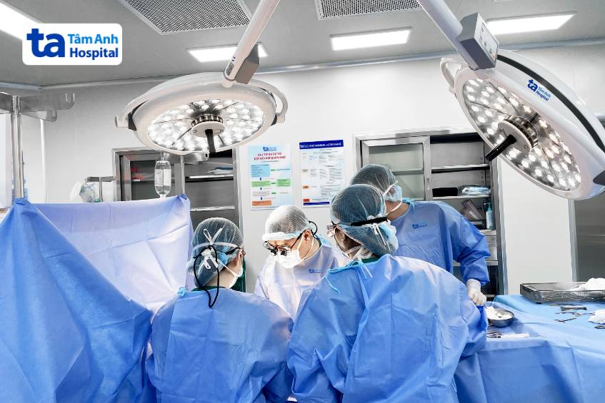 Bác sĩ Trọng phẫu thuật cho bệnh nhi