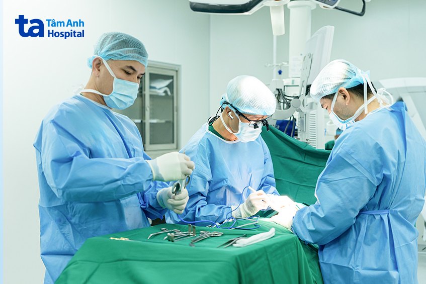 bác sĩ trông và ê kíp phẫu thuật cho bà t