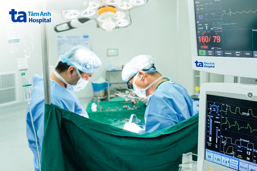 bác sĩ trông và ekip mổ cường giáp tái phát