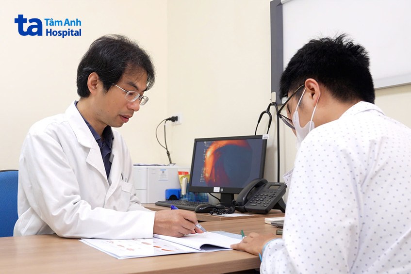 bác sĩ tư vấn cắt khối u