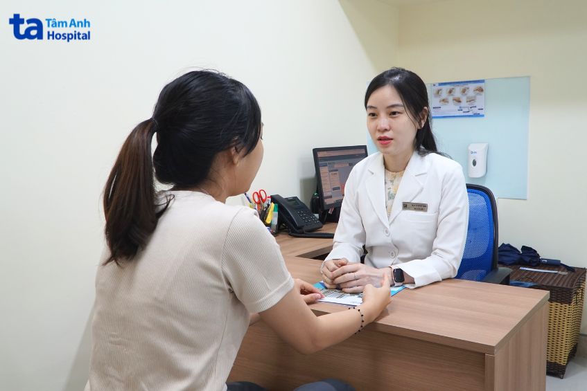 bác sĩ tư vấn cho khách hàng