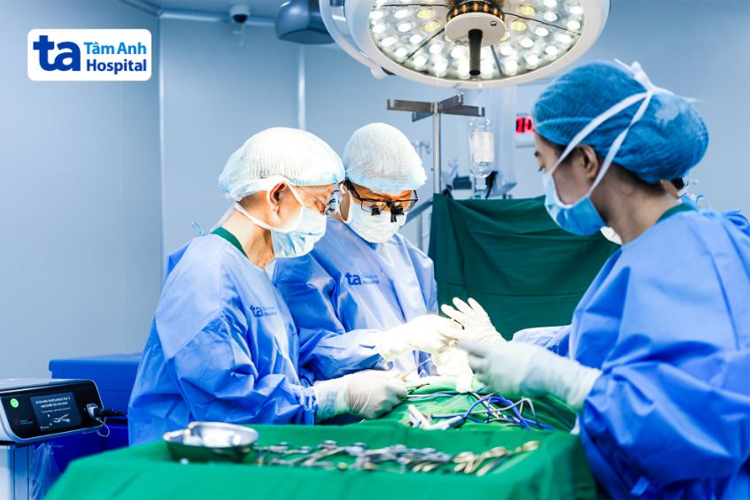 Bác sĩ Tuấn phẫu thuật bóc tách khối dị dạng