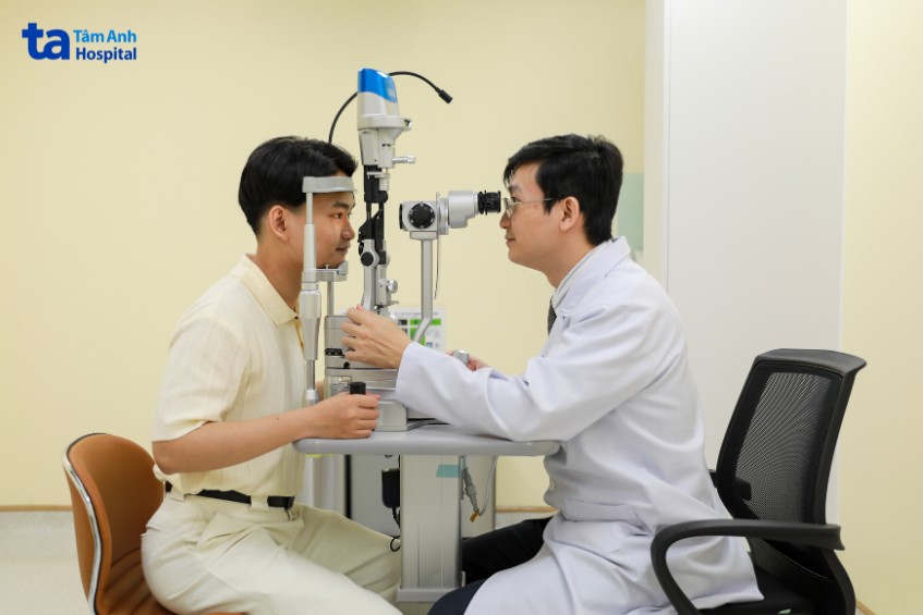 bác sĩ tùng kiểm tra mắt bằng đèn khe