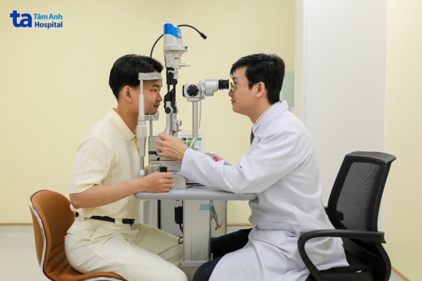 bác sĩ tùng quan sát mắt qua đèn khe