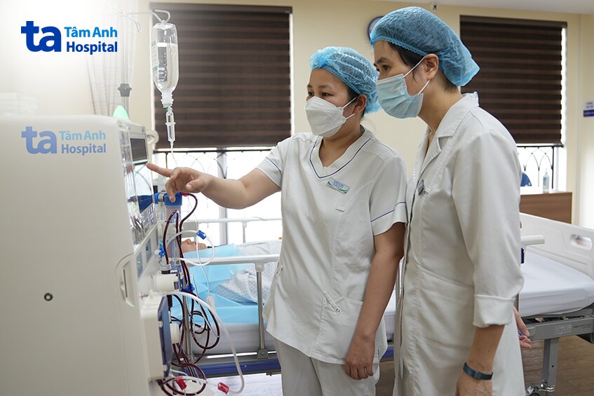 bác sĩ và điều dưỡng kiểm tra thiết bị lọc máu