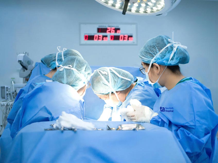 bác sĩ và ê kíp thực hiện phẫu thuật