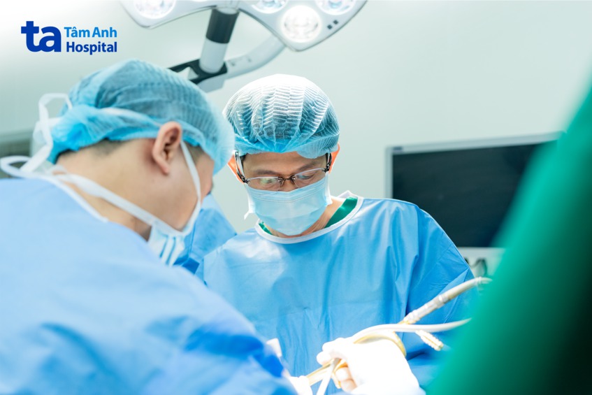 bác sĩ kịp thời phẫu thuật