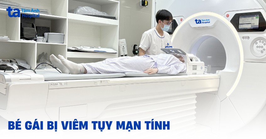bé gái bị viêm tụy mạn tính