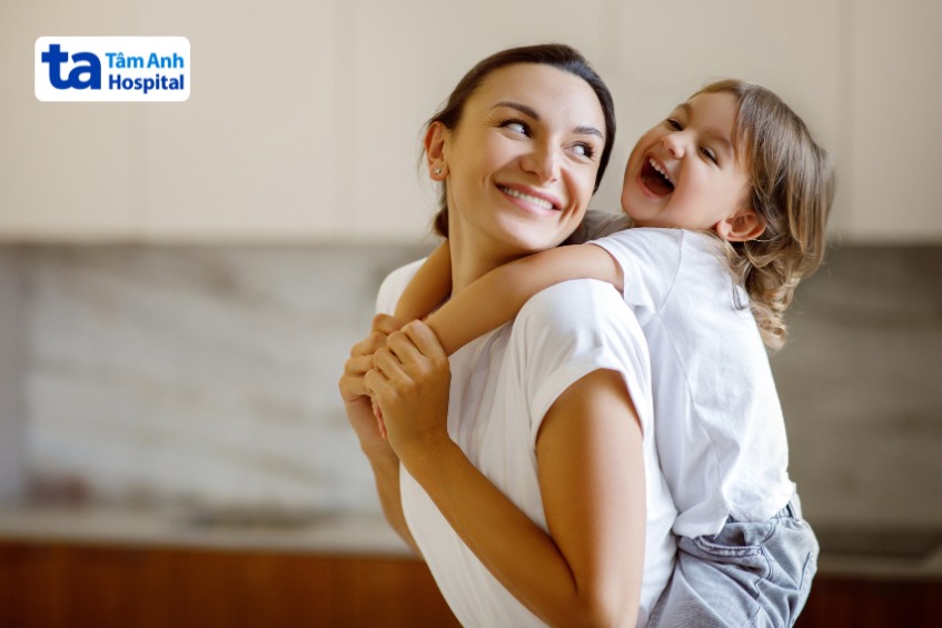 Bố mẹ nên dành nhiều thời gian quan tâm đến trẻ