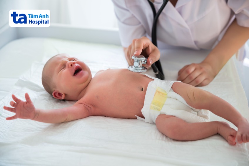 bố mẹ nên đưa trẻ đến bệnh viện để được bác sĩ kiểm tra