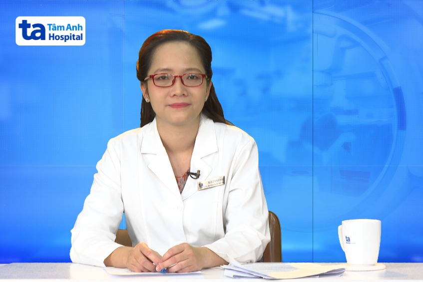 ThS.BS.CKI Lê Thị Ngọc Hằng, khoa Ngoại Lồng ngực - Mạch máu trong buổi tư vấn trực tuyến
