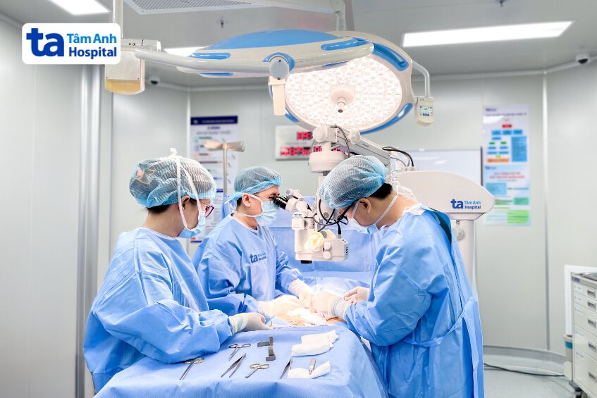 Bác sĩ Huy (giữa) phẫu thuật 3 trong 1 cho anh Hoài