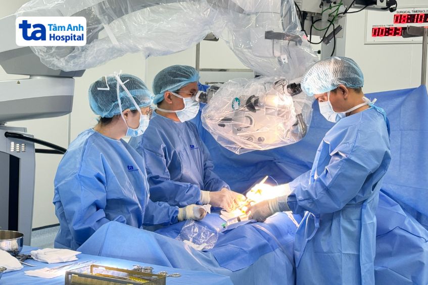 Bác sĩ Huy (giữa) phẫu thuật cho anh Kiên