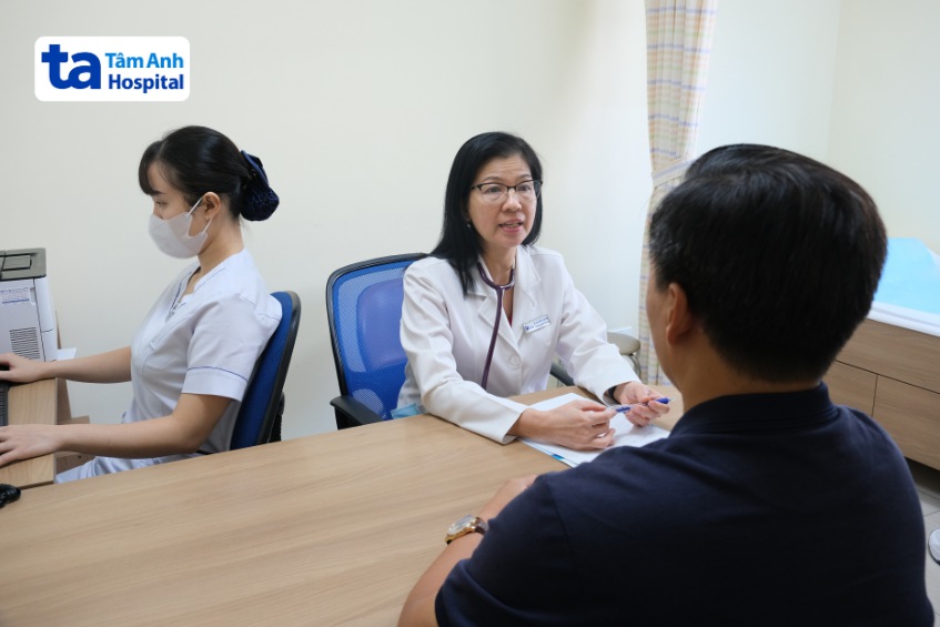 ThS.BS.CKII Huỳnh Thanh Kiều - Trưởng đơn vị Suy tim, Trung tâm Tim mạch, Bệnh viện Đa khoa Tâm Anh TP.HCM thăm khám cho bệnh nhân