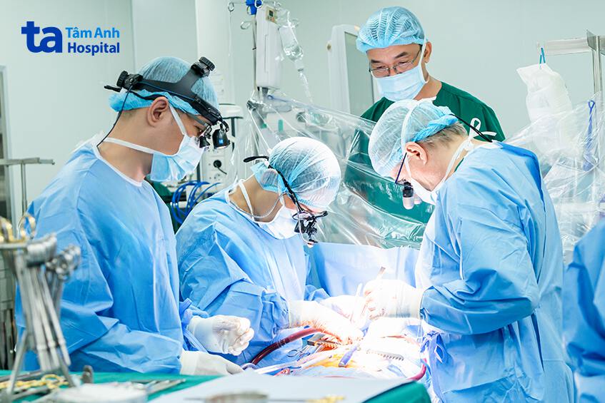 Bác sĩ Khang (thứ hai từ trái qua) cùng êkíp phẫu thuật cho người bệnh
