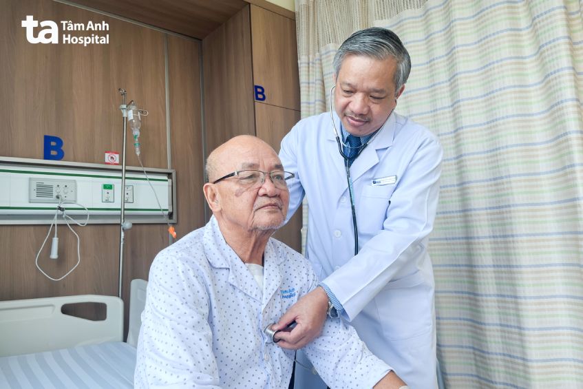 Bác sĩ Khang khám cho ông Khuể vào ngày thứ tư sau mổ