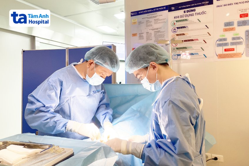 Bác sĩ Khoa (trái) đang chọc hút tinh trùng cho người bệnh