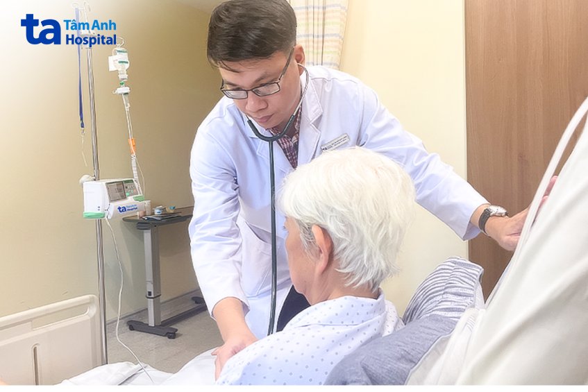 Bác sĩ Long kiểm tra sức khỏe cho bệnh nhân sau mổ một tuần
