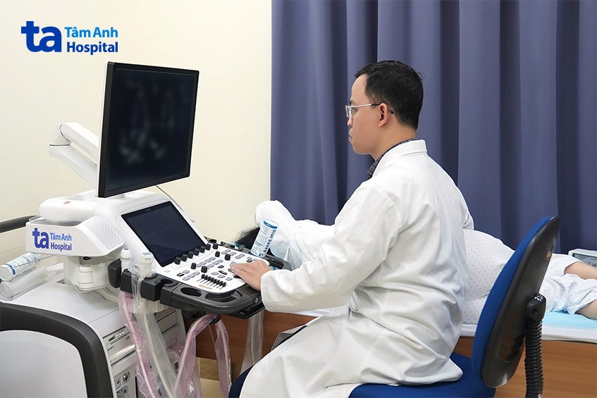 Bác sĩ Long thực hiện siêu âm tim cho người bệnh