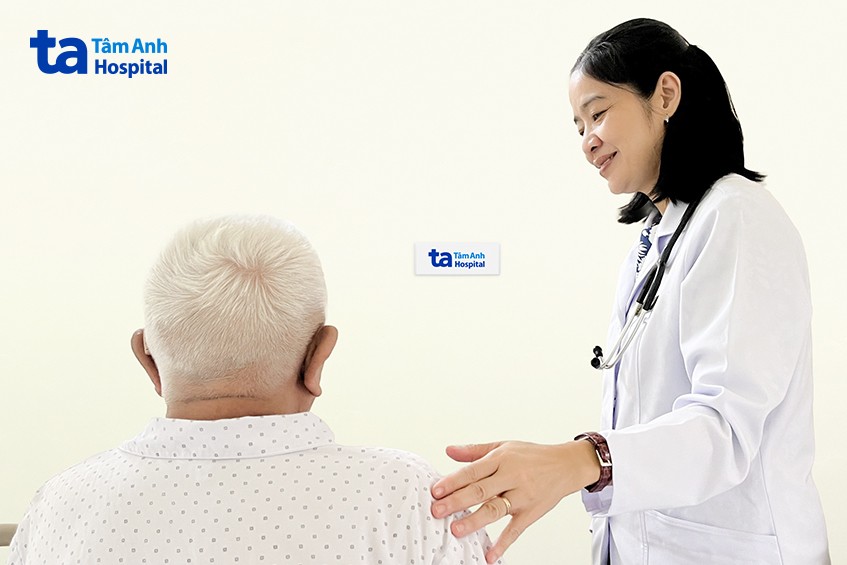 Bác sĩ Ngọc căn dặn bệnh nhân uống thuốc đúng chỉ định sau khi xuất viện để kiểm soát huyết áp