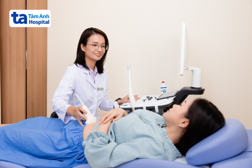 ThS.BS Phan Hà Minh Hạnh đang siêu âm kiểm tra sức khoẻ sinh sản cho khách hàng nữ