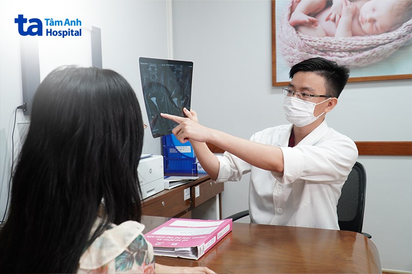 Bác sĩ Thắng đang tư vấn cho một người bệnh