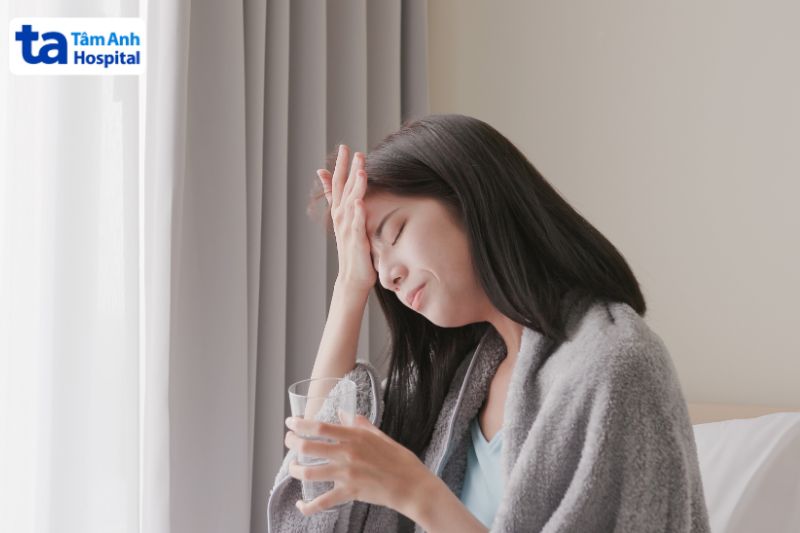 đau đầu là triệu chứng khi bị sốt xuất huyết