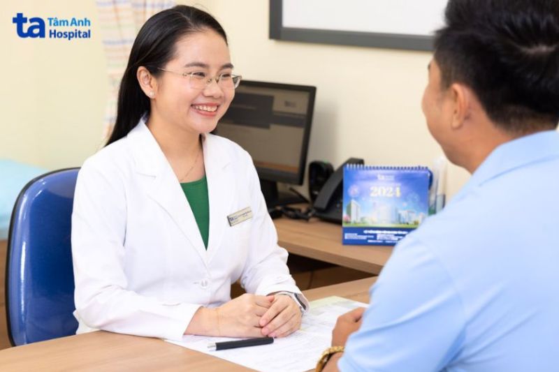 bác sĩ đang tư vấn cho khách hàng