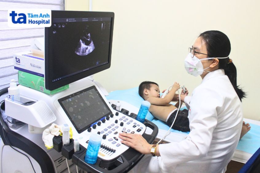 Cần đưa trẻ đi tái khám đúng lịch hẹn sau khi được can thiệp bít dù thông liên thất phần màng