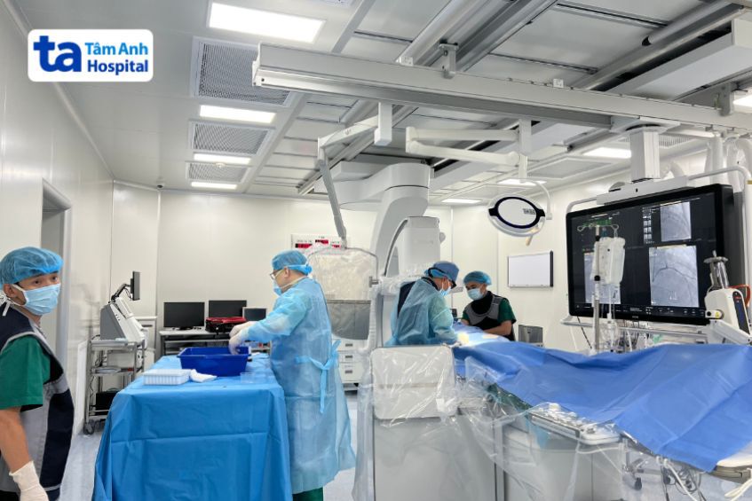 Can thiệp bít dù thông liên thất phần màng được thực hiện trong phòng DSA hiện đại