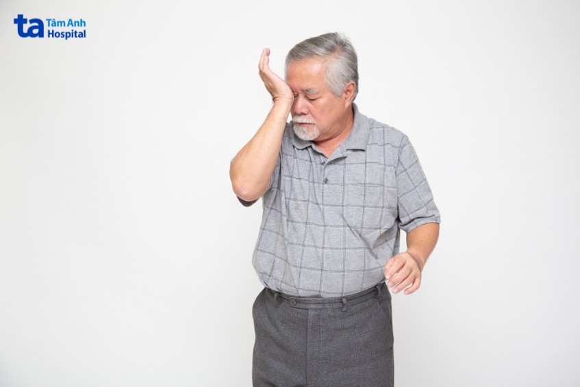 cao tuổi dễ bị suy giảm thị lực