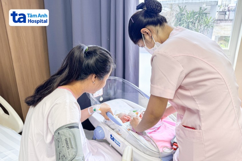 Chị Linh hạnh phúc bên cạnh con gái vừa chào đời