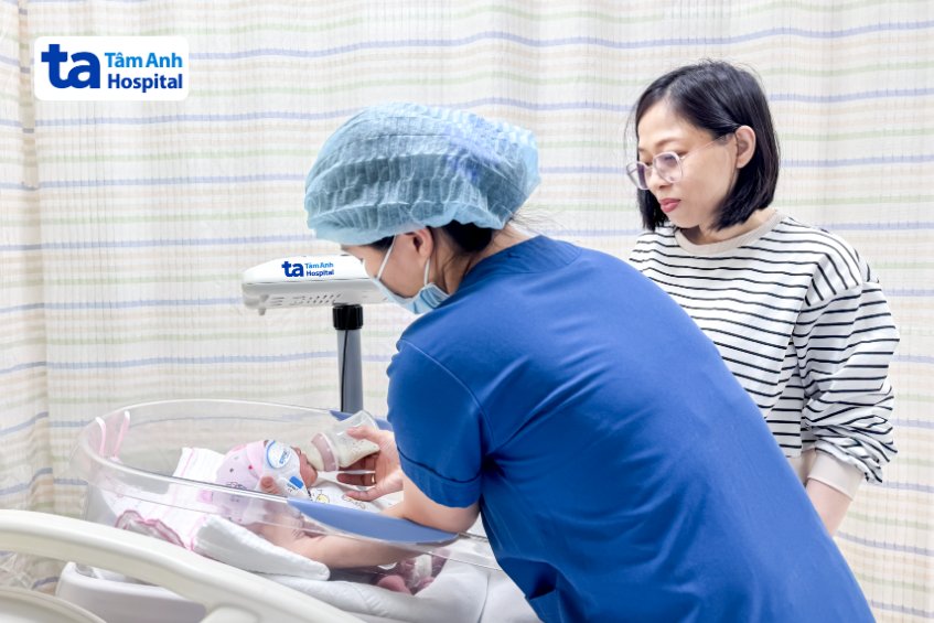 Chị Ngọc được nhân viên y tế BVĐK Tâm Anh hướng dẫn chăm sóc con gái trước khi xuất viện
