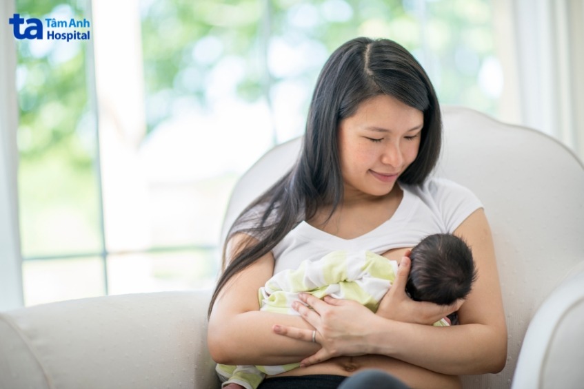 Cho trẻ bú sữa mẹ 6 tháng đầu giúp tăng đề kháng