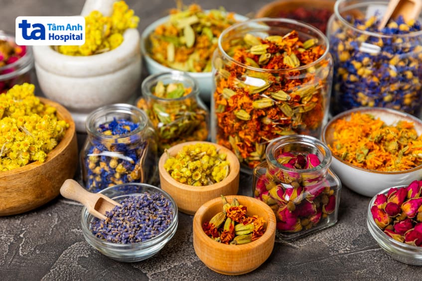 chọn trà thảo mộc không chứa caffeine