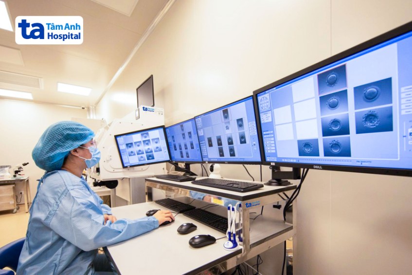 Chuyên viên phôi học theo dõi và đánh giá phôi của người bệnh