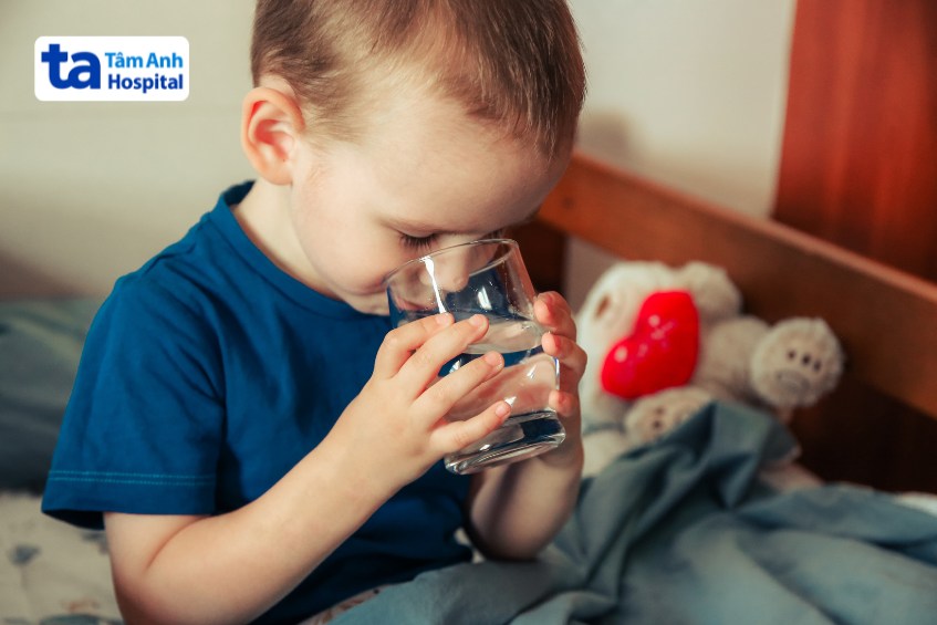 Đảm bảo trẻ uống đủ nước mỗi ngày