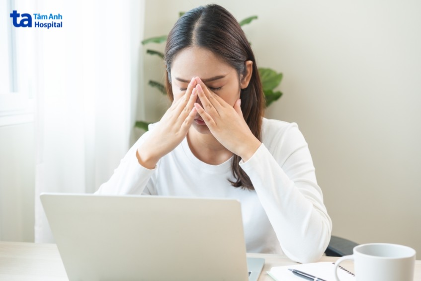 đau đầu do không đeo kính là dấu hiệu mắt quá tải