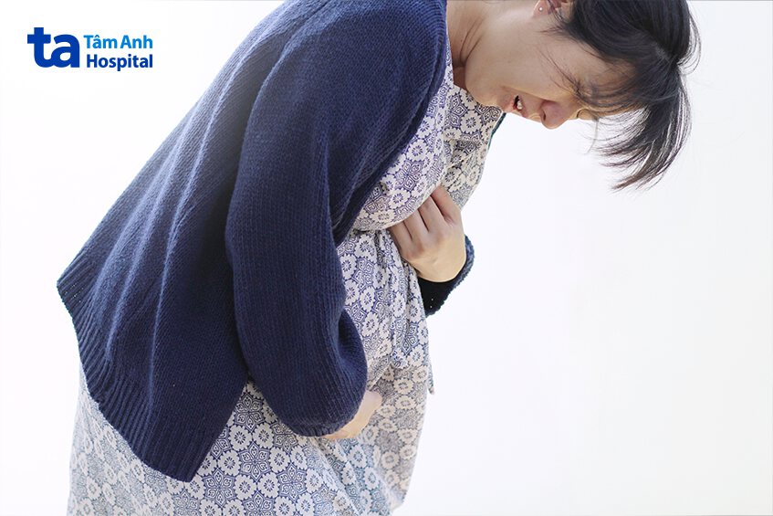 Đau nhói vùng ngực dưới là biểu hiện của gãy xương sườn sau mổ lấy thai