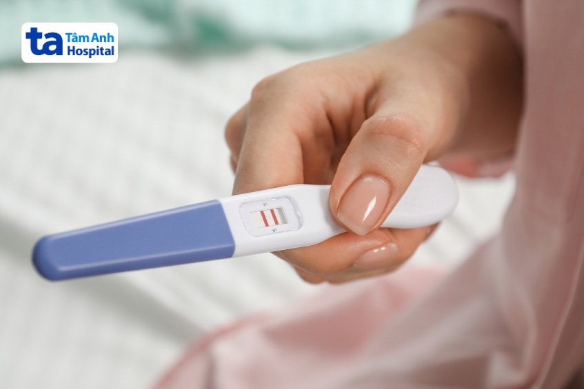 dùng que thử thai hoặc xét nghiệm máu